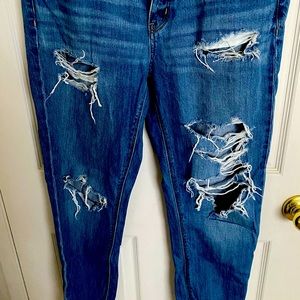 American Eagle Ripped Low Rise Tomgirl Jean.  6Reg